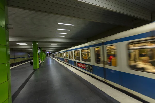 Vieux Train Métro Arrivant Dans Station Métro Presque Vide 2020 — Photo