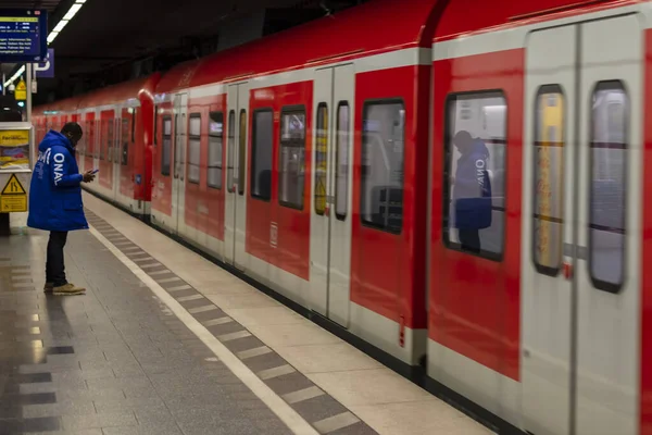 Mężczyzna Masce Twarzy Czekający Pociąg Bahn Dworcu Kolejowym Monachium Wiosną — Zdjęcie stockowe