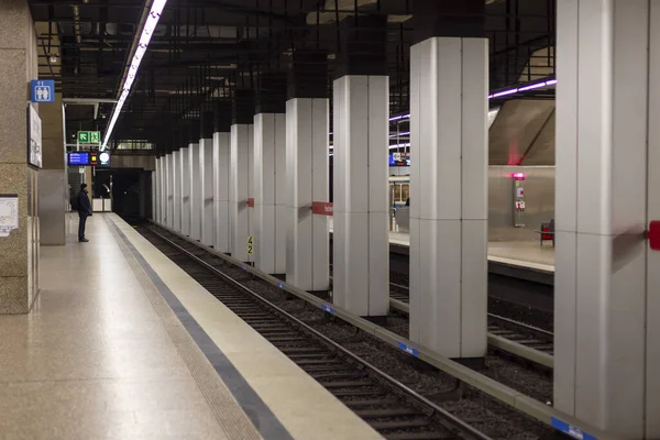Prawie Pusta Stacja Metra Głównej Stacji Kolejowej Centrum Monachium Podczas — Zdjęcie stockowe