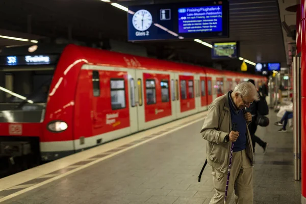 Egy Férfi Várja Bahn Vonatot Müncheni Főpályaudvaron 2020 Tavaszi Corona Jogdíjmentes Stock Fotók