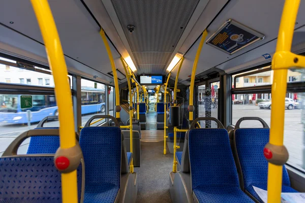 Een Bijna Lege Nieuwe Bus München Het Voorjaar Van 2020 Stockafbeelding