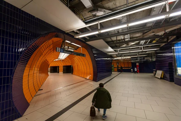 2020 Baharındaki Covid Salgını Sırasında Marienplatz Metro Istasyonu Neredeyse Boştu Stok Fotoğraf