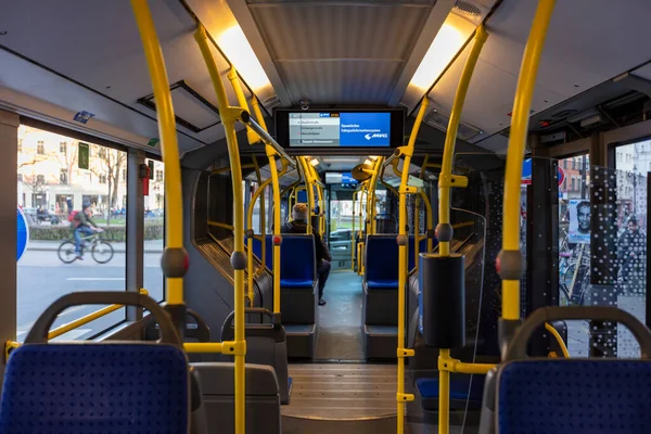 Een Bijna Lege Nieuwe Bus München Het Voorjaar Van 2020 Stockfoto