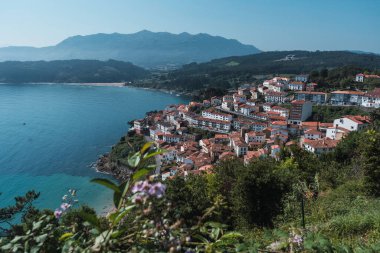 Asturias 'taki Lastres' in güzel manzarası. Küçük kasaba okyanusun karşısında harika bir köşedir..