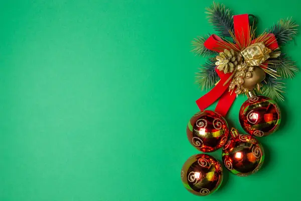 Decoraciones Navideñas Sobre Fondo Verde Bolas Rojas Navidad Juguetes Árbol — Foto de Stock