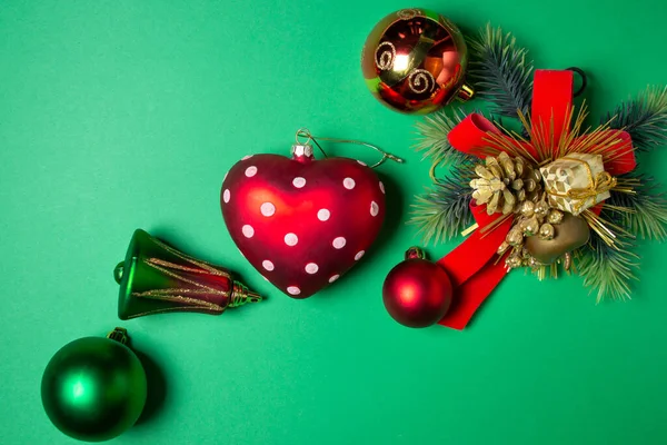 Weihnachtsdekoration Auf Grünem Hintergrund Rote Und Grüne Weihnachtskugeln Weihnachtsbaumspielzeug Festliche — Stockfoto