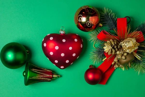 Weihnachtsdekoration Auf Grünem Hintergrund Rote Und Grüne Weihnachtskugeln Weihnachtsbaumspielzeug Festliche — Stockfoto