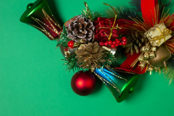Decoraciones Navideñas Sobre Fondo Verde Bolas Navidad Rojas Verdes Juguetes — Foto de Stock