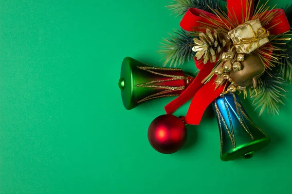 Decoraciones Navideñas Sobre Fondo Verde Bolas Navidad Rojas Verdes Juguetes — Foto de Stock