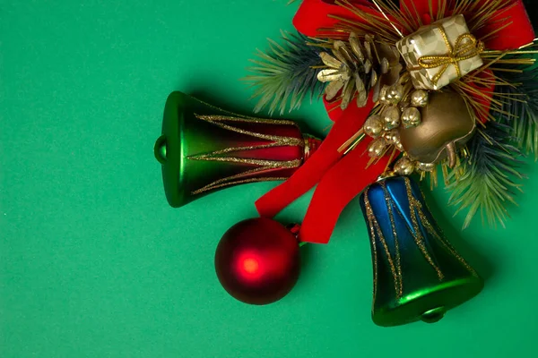 Decoraciones Navideñas Sobre Fondo Verde Bolas Navidad Rojas Verdes Juguetes — Foto de Stock