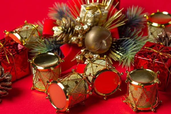 Decoraciones Navideñas Sobre Fondo Rojo Decoraciones Navideñas Decoraciones Navideñas Cajas —  Fotos de Stock