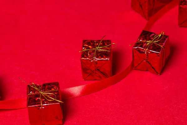 Decoraciones Navideñas Sobre Fondo Rojo Decoraciones Navideñas Cajas Regalo Rojas —  Fotos de Stock
