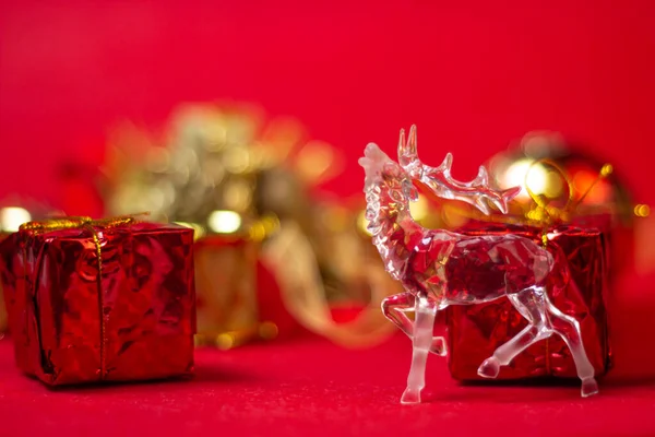 Decoraciones Navideñas Sobre Fondo Rojo Decoraciones Navideñas Ciervo Cristal Sobre —  Fotos de Stock