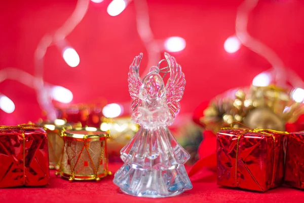 Decoraciones Navideñas Sobre Fondo Rojo Decoraciones Navideñas Ángel Cristal Sobre —  Fotos de Stock