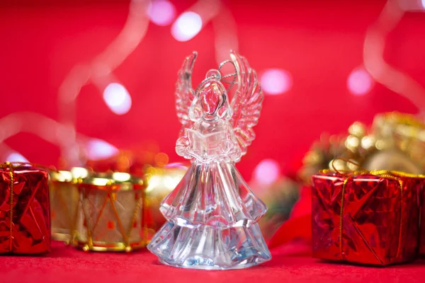 Decoraciones Navideñas Sobre Fondo Rojo Decoraciones Navideñas Ángel Cristal Sobre —  Fotos de Stock