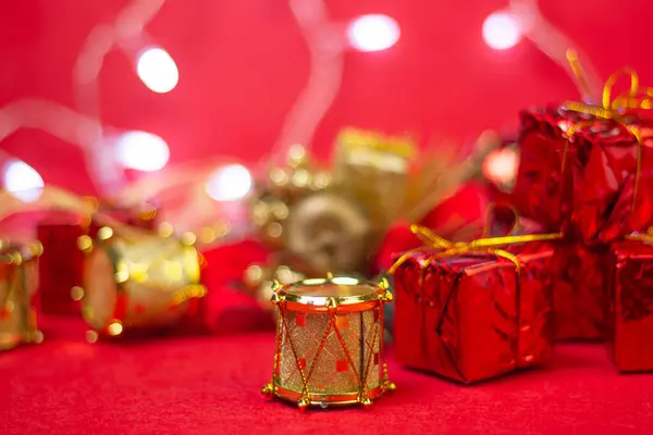 Decoraciones Navideñas Sobre Fondo Rojo Decoraciones Navideñas Concepto Navidad —  Fotos de Stock