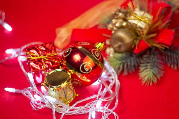 Weihnachtsdekoration Auf Rotem Hintergrund Feiertagsdekoration Eine Rote Weihnachtskugel Ein Rotes — Stockfoto