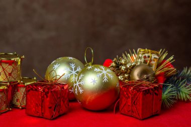 Tatil süslemeleri. Noel konsepti. Kırmızı bir yüzeyde Noel süslemeleri. Yazıt ya da logo için bir yer var.