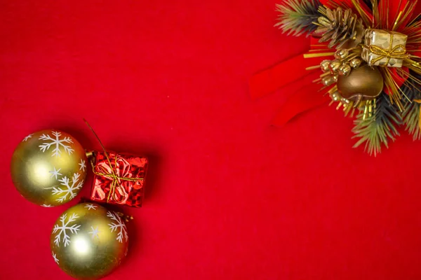 Χριστουγεννιάτικα Στολίδια Κόκκινο Φόντο Διακόσμηση Διακοπών Χριστουγεννιάτικη Ιδέα Υπάρχει Μια — Φωτογραφία Αρχείου