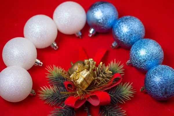 Decoraciones Navideñas Sobre Fondo Rojo Decoraciones Navideñas Concepto Navidad — Foto de Stock
