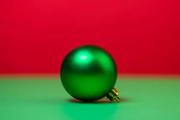 红色背景上的绿色圣诞球 红色背景的圣诞装饰品 假日装饰 圣诞节的概念 — 图库照片