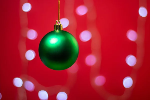 Πράσινη Χριστουγεννιάτικη Μπάλα Φόντο Μια Λαμπερή Γιρλάντα Χριστουγεννιάτικα Στολίδια Κόκκινο — Φωτογραφία Αρχείου