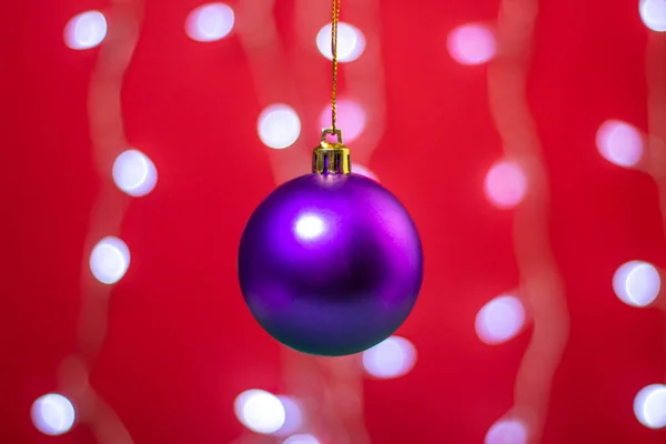 Bola Navidad Lila Fondo Una Guirnalda Brillante Decoraciones Navideñas Sobre — Foto de Stock