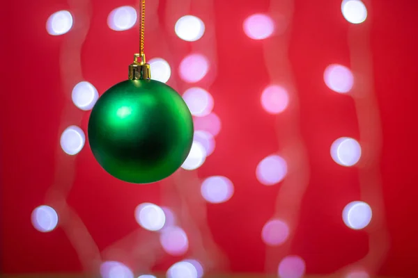 Bola Navidad Verde Sobre Fondo Una Guirnalda Brillante Decoraciones Navideñas — Foto de Stock