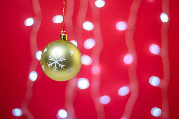 Bola Amarilla Navidad Sobre Fondo Una Guirnalda Brillante Decoraciones Navideñas — Foto de Stock
