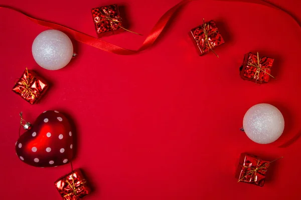 Decoraciones Navideñas Sobre Fondo Rojo Decoraciones Navideñas Concepto Navidad Hay —  Fotos de Stock