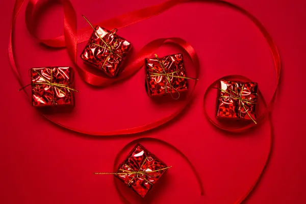 Regalos Rojos Cinta Roja Sobre Fondo Rojo Decoraciones Navideñas Concepto —  Fotos de Stock