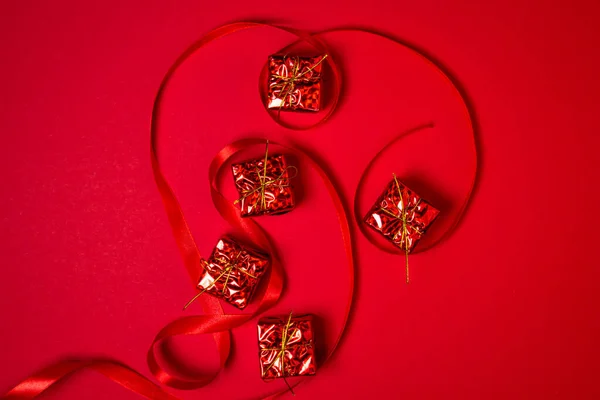 Regalos Rojos Cinta Roja Sobre Fondo Rojo Decoraciones Navideñas Concepto —  Fotos de Stock