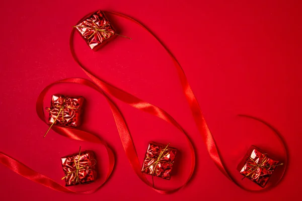 Regalos Rojos Cinta Roja Sobre Fondo Rojo Decoraciones Navideñas Concepto —  Fotos de Stock