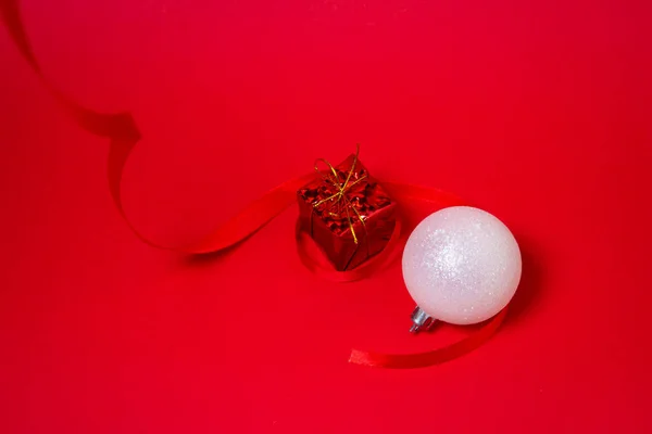 Regalo Rojo Bola Navidad Sobre Fondo Rojo Decoraciones Navideñas Sobre — Foto de Stock