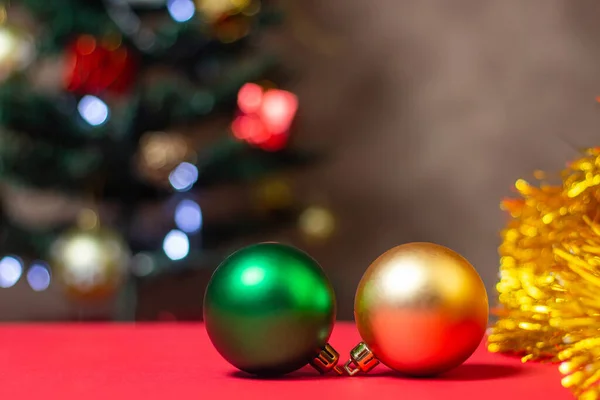 Weihnachtskonzept Weihnachtsspielzeug Auf Dem Hintergrund Des Weihnachtsbaums Weihnachtsdekoration — Stockfoto