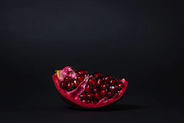 Granada Sobre Fondo Negro Corta Granada Fruta Roja —  Fotos de Stock