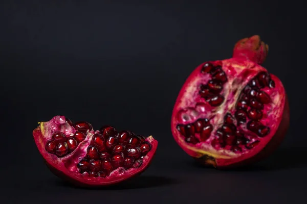Granatapfel Auf Schwarzem Hintergrund Granatapfel Schneiden Rote Früchte — Stockfoto