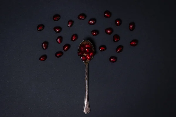 Romã Sobre Fundo Preto Uma Colher Cheia Romã Fruta Vermelha — Fotografia de Stock