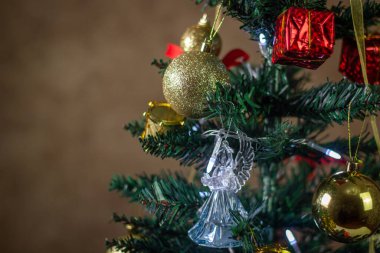 Madalyalı Noel ağacı. Noel oyuncakları kapanıyor. Tatil süslemeleri. Altın Noel balosu