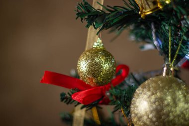 Madalyalı Noel ağacı. Noel oyuncakları kapanıyor. Tatil süslemeleri. Altın Noel balosu