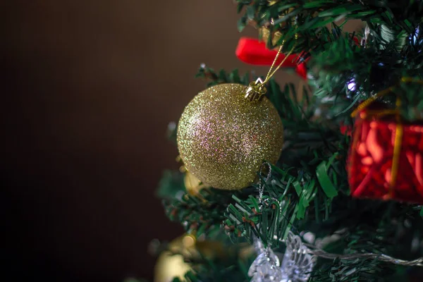 Geschmückter Weihnachtsbaum Weihnachtsspielzeug Hautnah Feiertagsdekoration Goldene Weihnachtskugel — Stockfoto