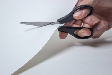 Makas beyaz kağıdı kesmiş. Kağıt ile çalışmak.