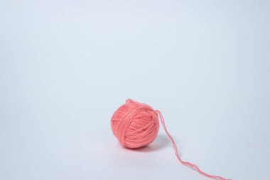 Beyaz arka planda pembe iplik yumağı. Tekstil ürünü. Yazıt ya da logo için bir yer var..