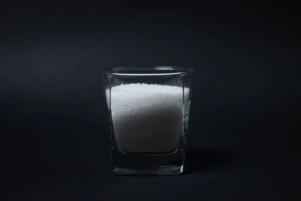 Сіль Чорному Тлі Сіль Скляному Склянці Надмірне Споживання Солі Груба — стокове фото
