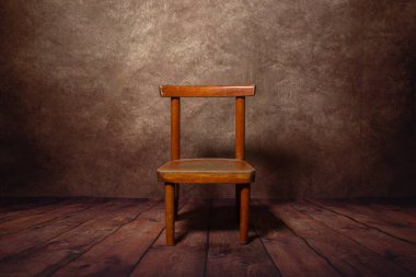 Ahşap zeminde ahşap tabure. Yazıt ya da logo için bir yer var. Boş oda. Ahşap. Çizim için ayar