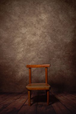 Ahşap zeminde ahşap tabure. Yazıt ya da logo için bir yer var. Boş oda. Ahşap. Çizim için ayar