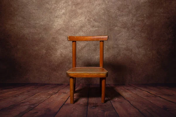 Ahşap zeminde ahşap tabure. Yazıt ya da logo için bir yer var. Boş oda. Ahşap. Çizim için ayar