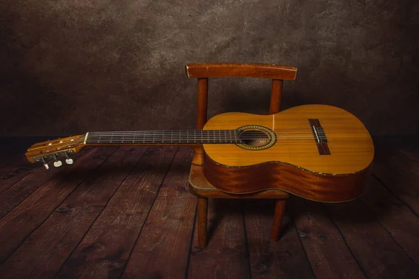 Guitarra Acústica Num Banco Instrumento Musical Guitarra Espanhola — Fotografia de Stock