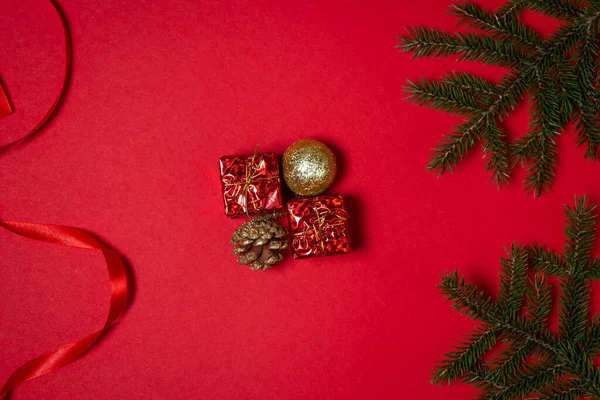 Ramas Árboles Navidad Con Decoraciones Navideñas Sobre Fondo Rojo Fondo —  Fotos de Stock