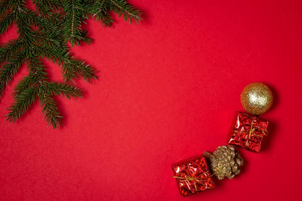 Ramas Árboles Navidad Con Decoraciones Navideñas Sobre Fondo Rojo Fondo —  Fotos de Stock